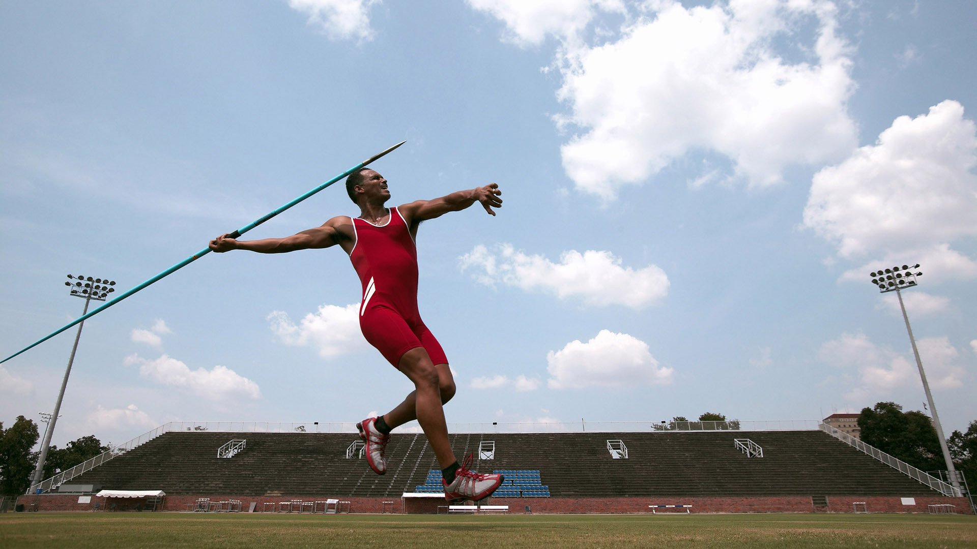 世界城市铁人三项联赛 上海夜赛站灯光与速度交织
